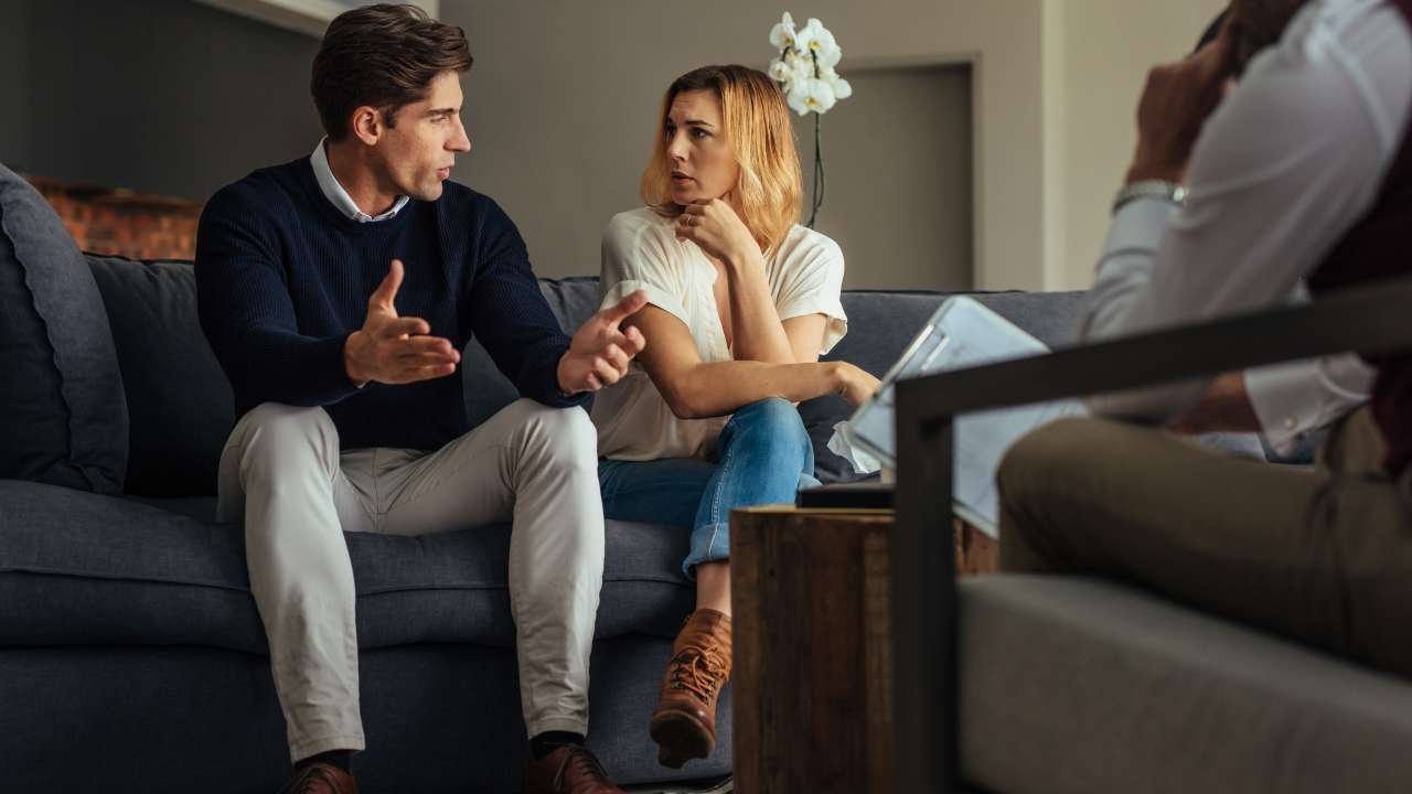 How Discreet Relationship Support Helps Couples Open Up More Honestly