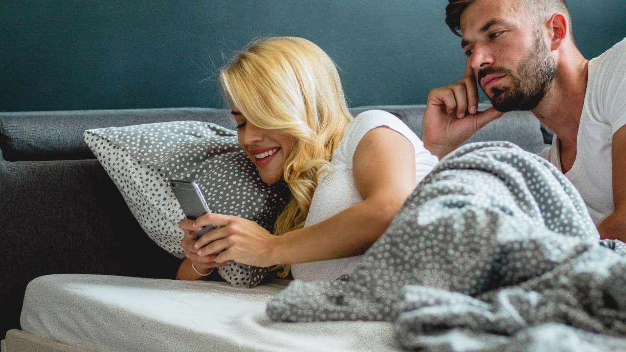 Why Faridabad Couples Can Feel Emotionally Distant Despite a Stable Family Life
